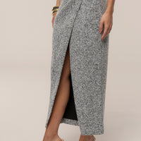 « Sillage Minéral » — Jupe Midi Fendue en Tweed, Gris Clair