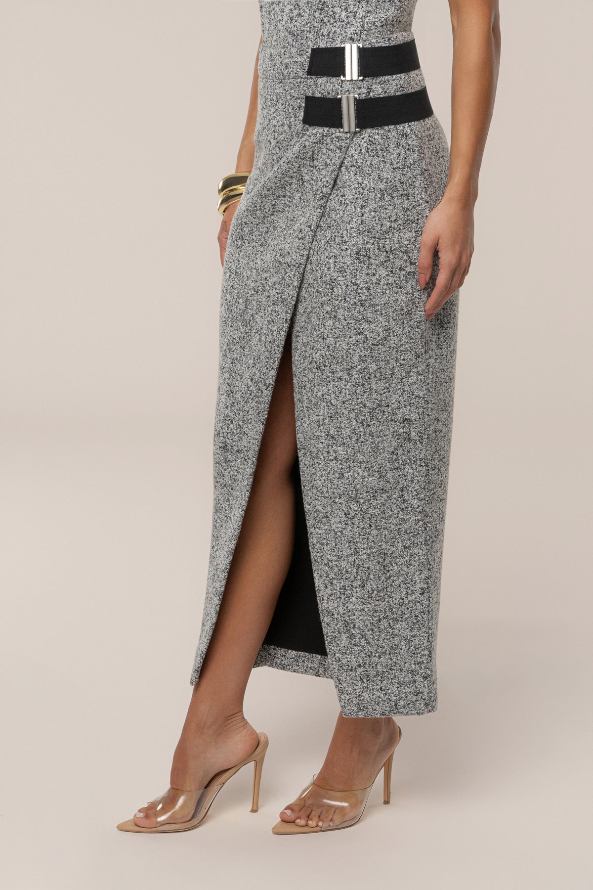 « Sillage Minéral » — Jupe Midi Fendue en Tweed, Gris Clair