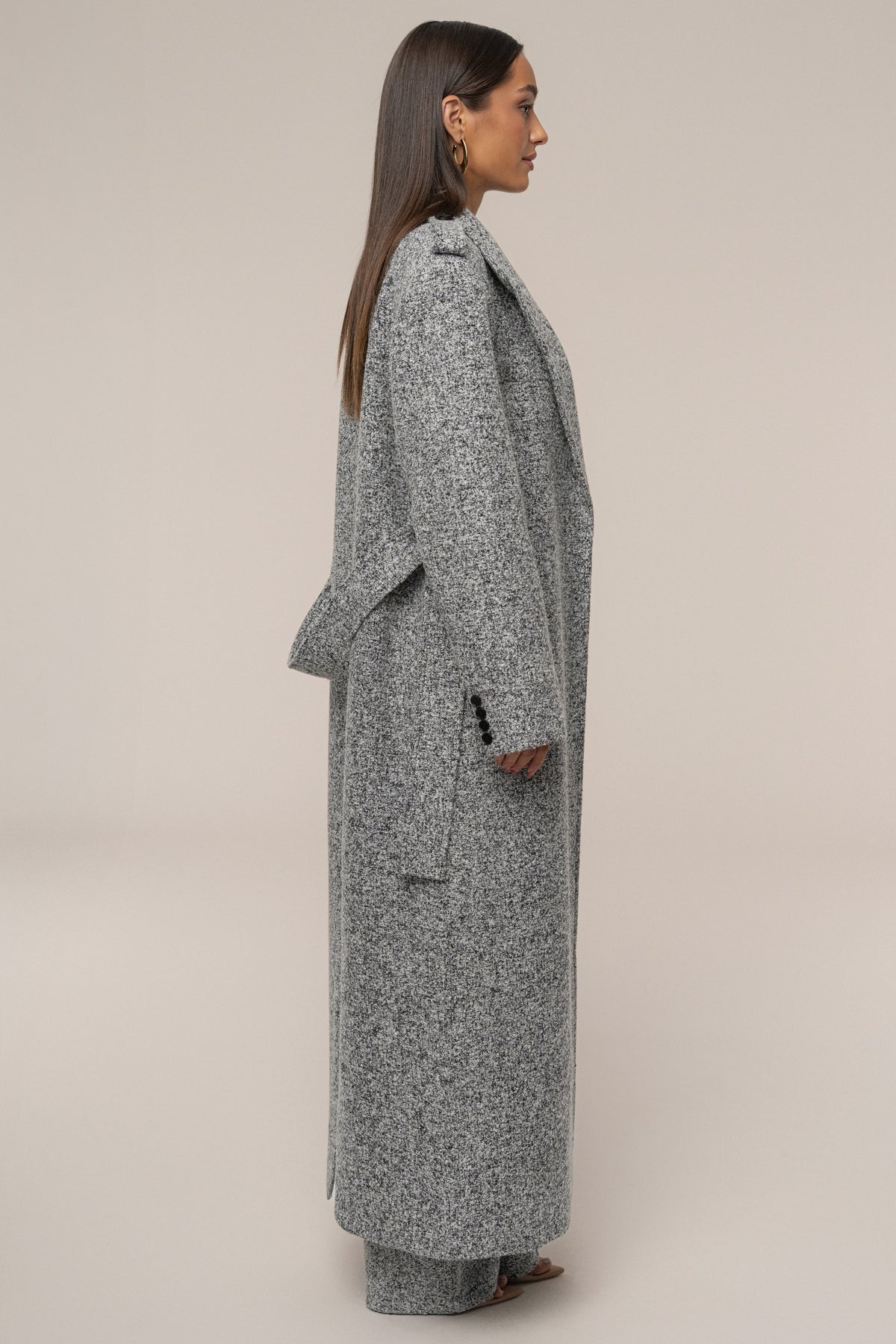 « Héritage Clair » — Manteau Long Ceinturé en Tweed, Gris Clair
