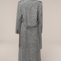 « Héritage Clair » — Manteau Long Ceinturé en Tweed, Gris Clair