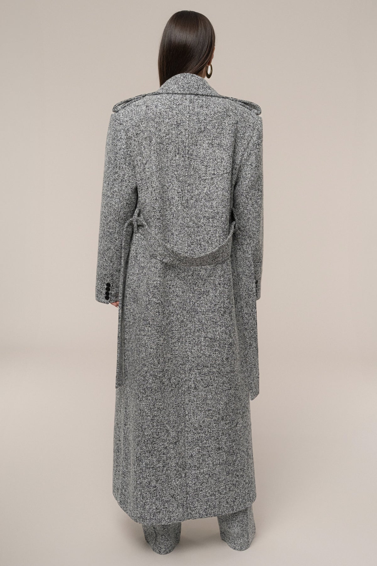 « Héritage Clair » — Manteau Long Ceinturé en Tweed, Gris Clair