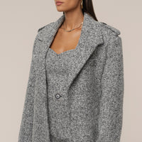 « Héritage Clair » — Manteau Long Ceinturé en Tweed, Gris Clair