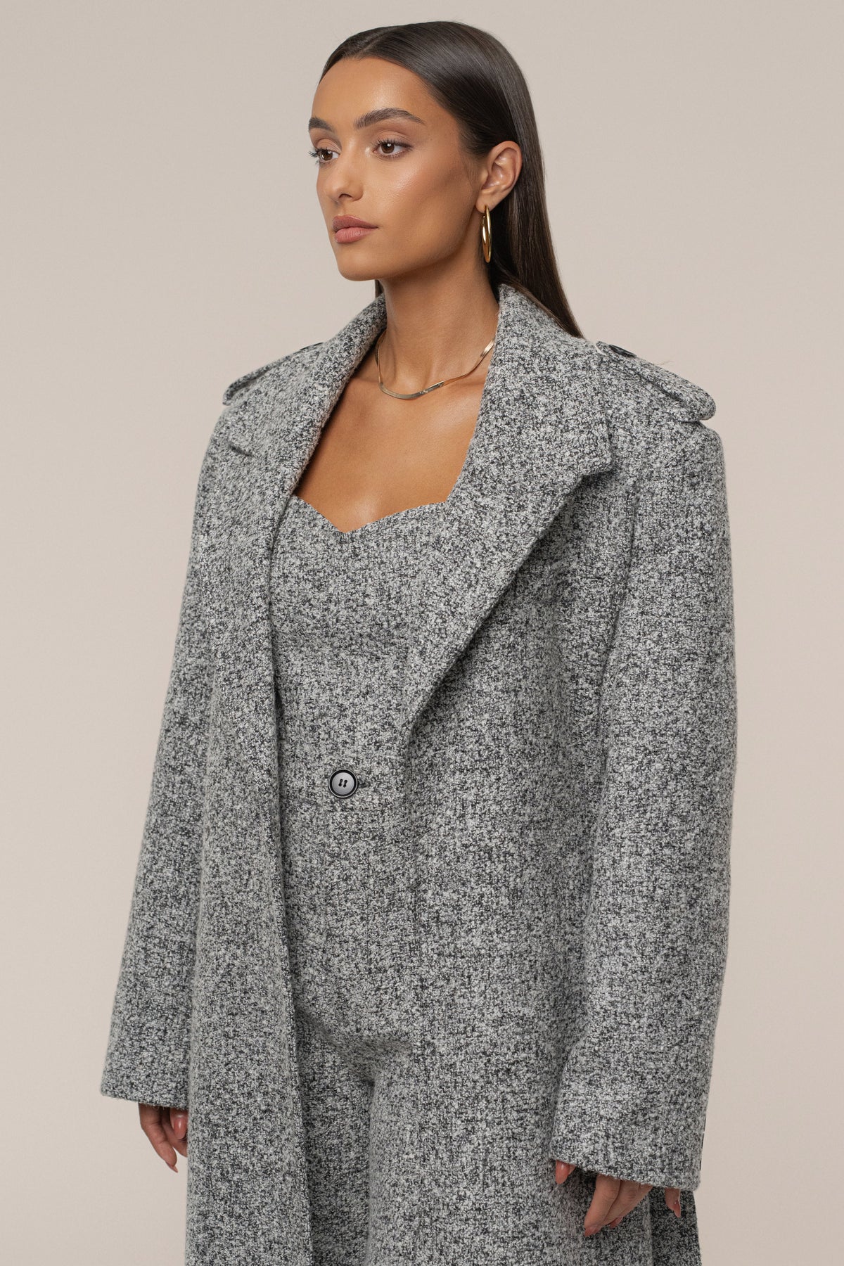 « Héritage Clair » — Manteau Long Ceinturé en Tweed, Gris Clair
