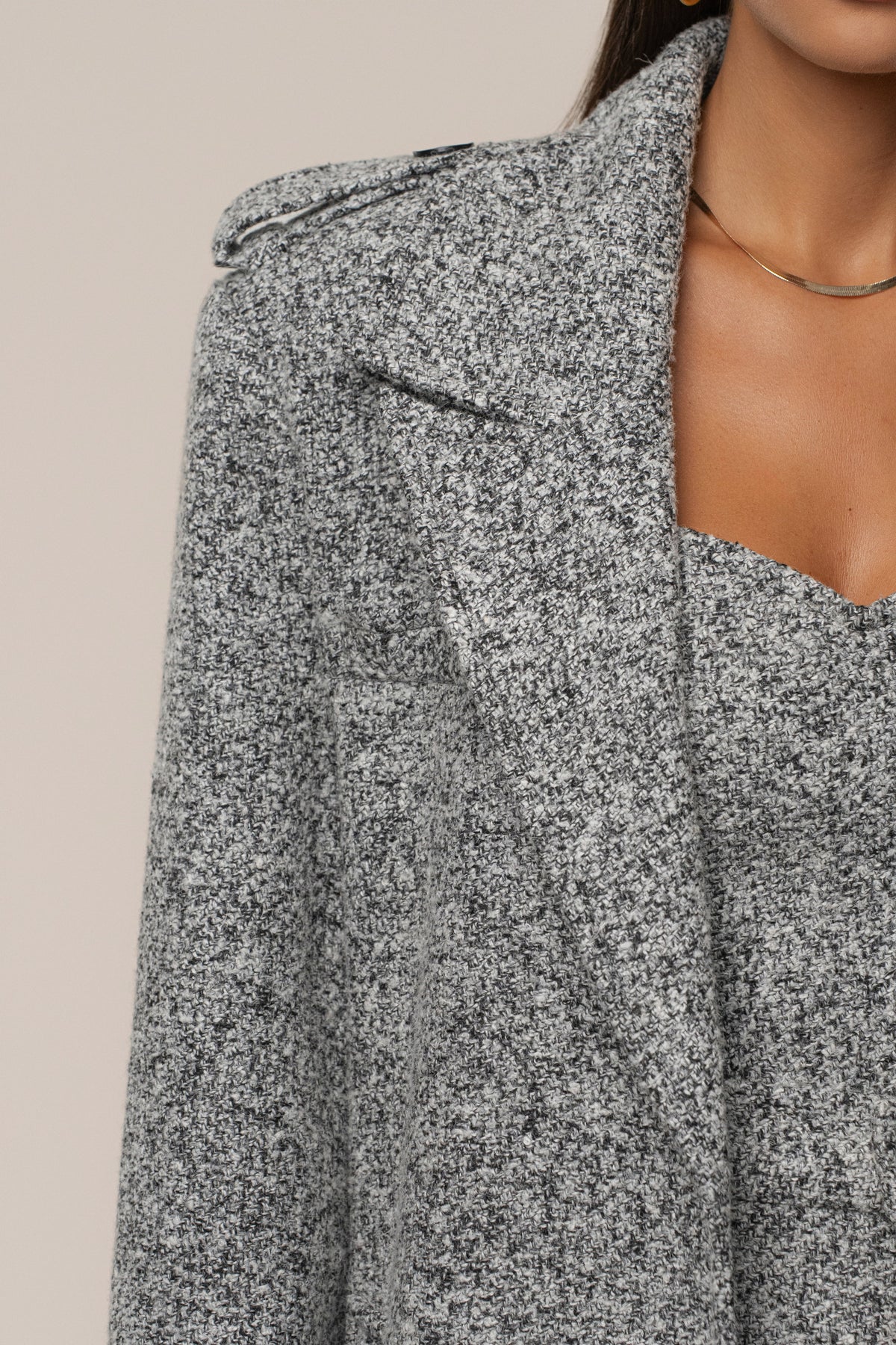 « Héritage Clair » — Manteau Long Ceinturé en Tweed, Gris Clair