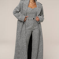 « Héritage Clair » — Manteau Long Ceinturé en Tweed, Gris Clair