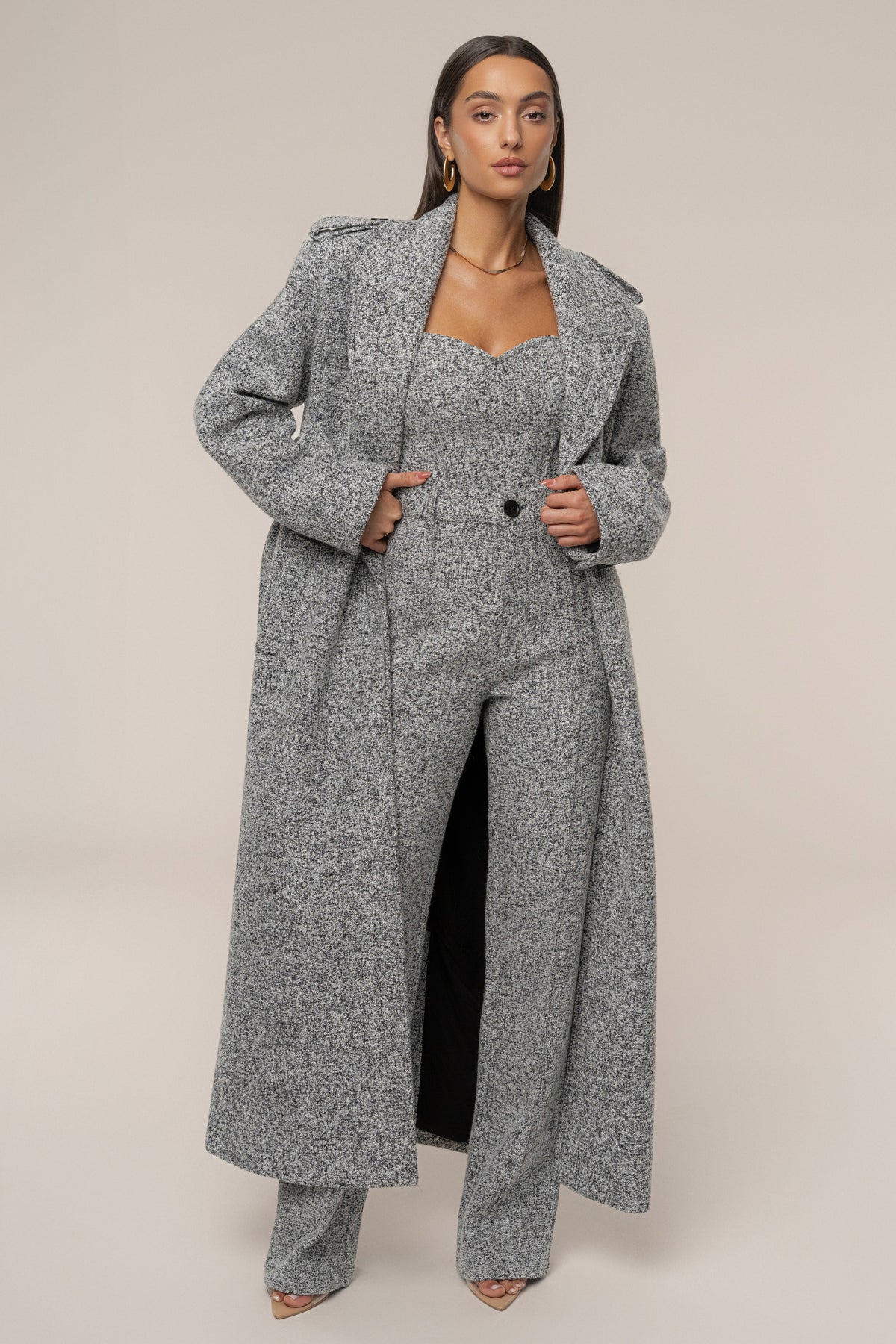 « Héritage Clair » — Manteau Long Ceinturé en Tweed, Gris Clair
