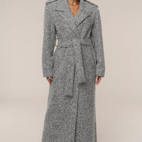 « Héritage Clair » — Manteau Long Ceinturé en Tweed, Gris Clair