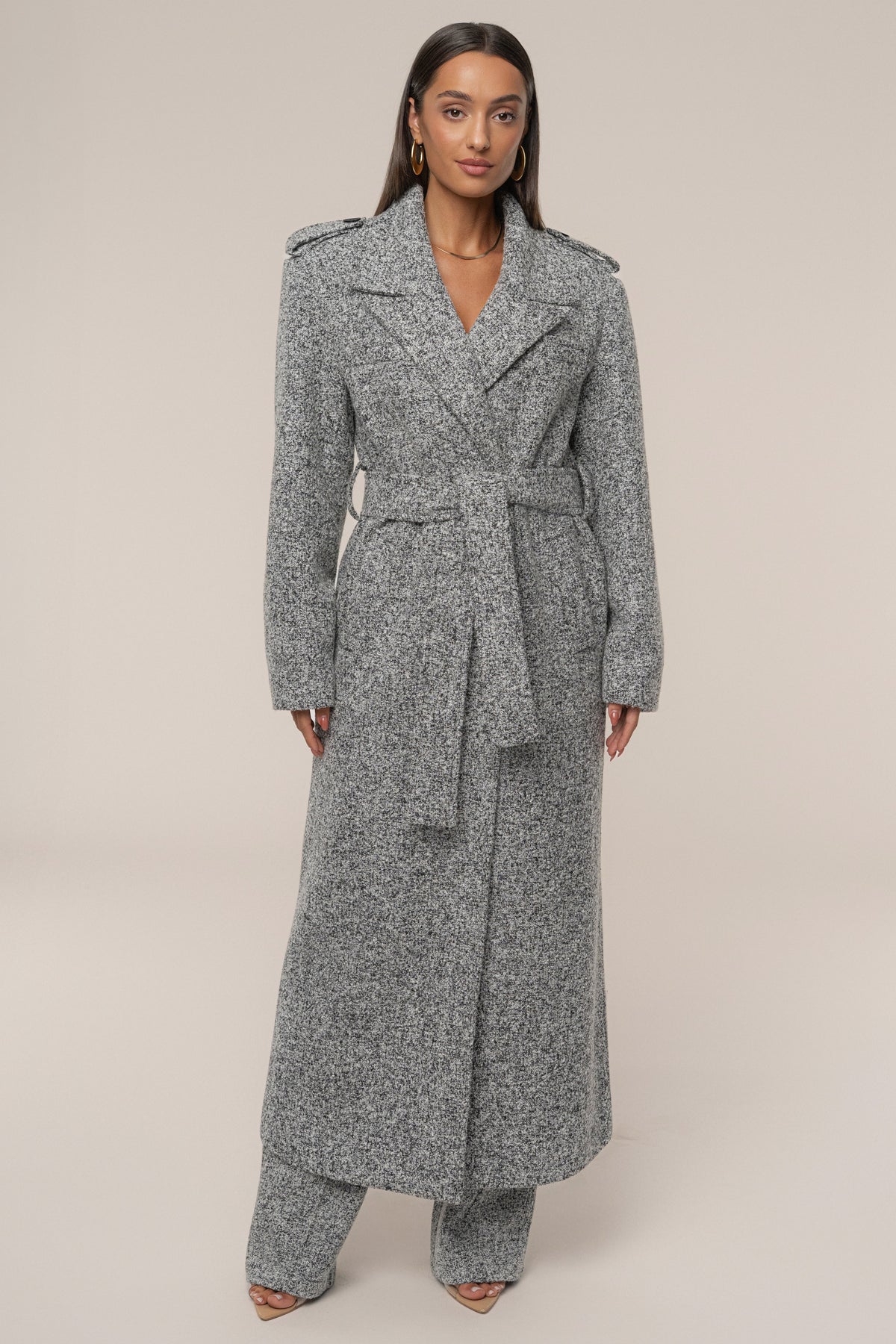 « Héritage Clair » — Manteau Long Ceinturé en Tweed, Gris Clair