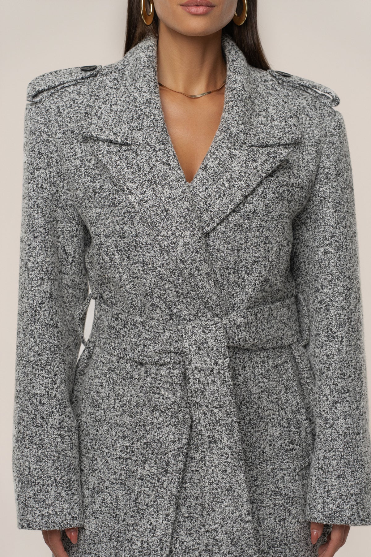 « Héritage Clair » — Manteau Long Ceinturé en Tweed, Gris Clair