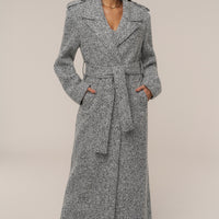 « Héritage Clair » — Manteau Long Ceinturé en Tweed, Gris Clair