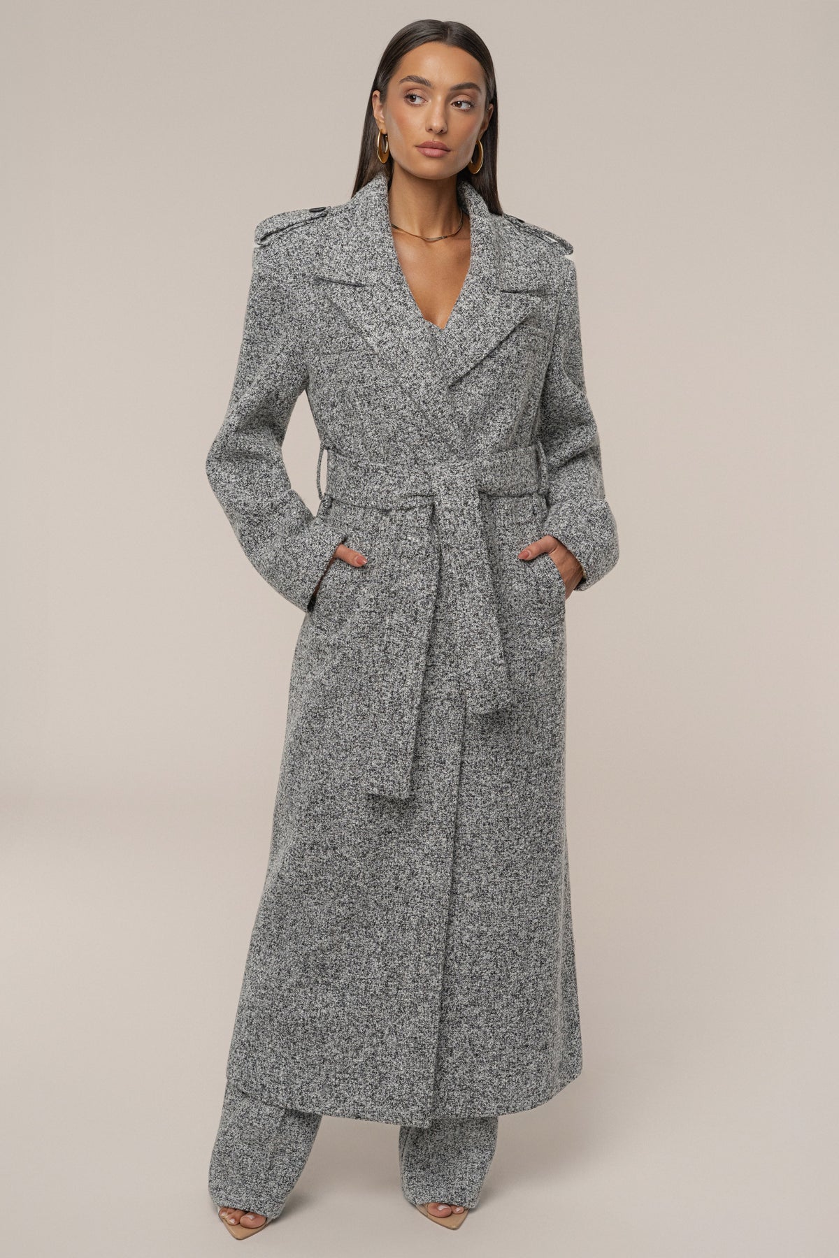 « Héritage Clair » — Manteau Long Ceinturé en Tweed, Gris Clair