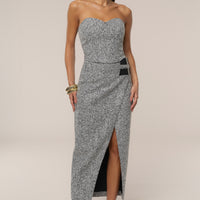 « Sillage Minéral » — Jupe Midi Fendue en Tweed, Gris Clair