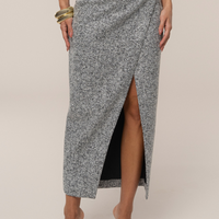« Sillage Minéral » — Jupe Midi Fendue en Tweed, Gris Clair