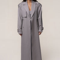 «Trench iconique» — trench long, gris
