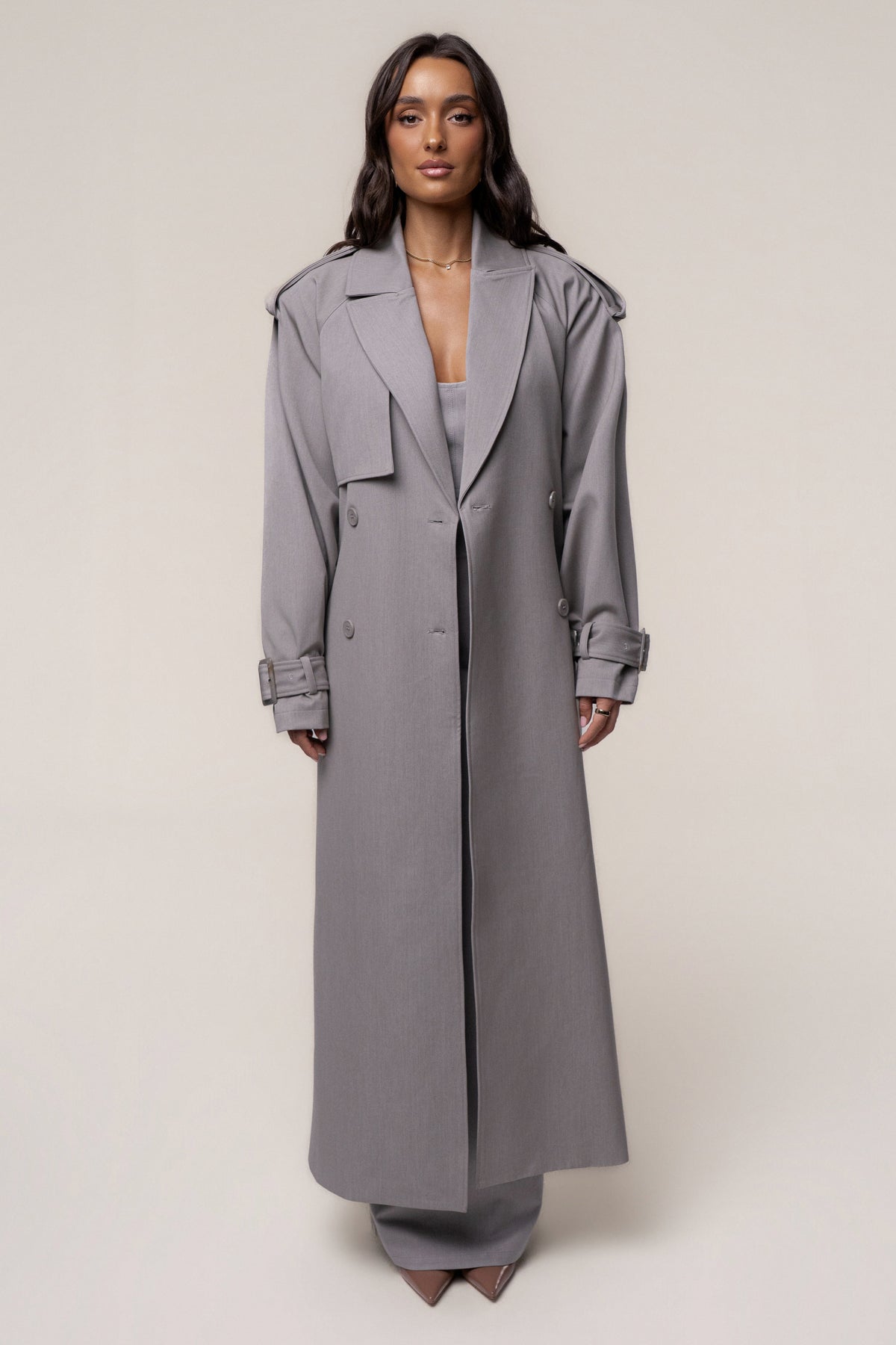 «Trench iconique» — trench long, gris