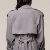 «Trench iconique» — trench long, gris