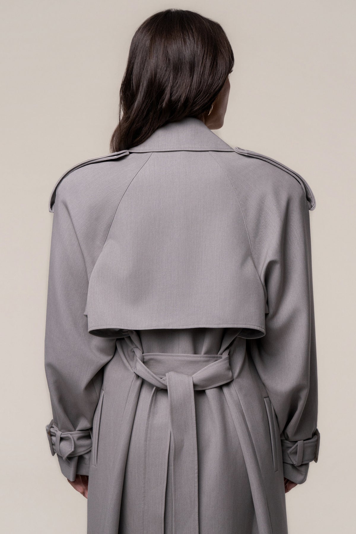 «Trench iconique» — trench long, gris