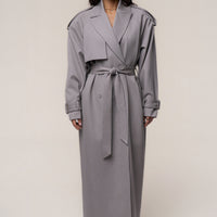 «Trench iconique» — trench long, gris