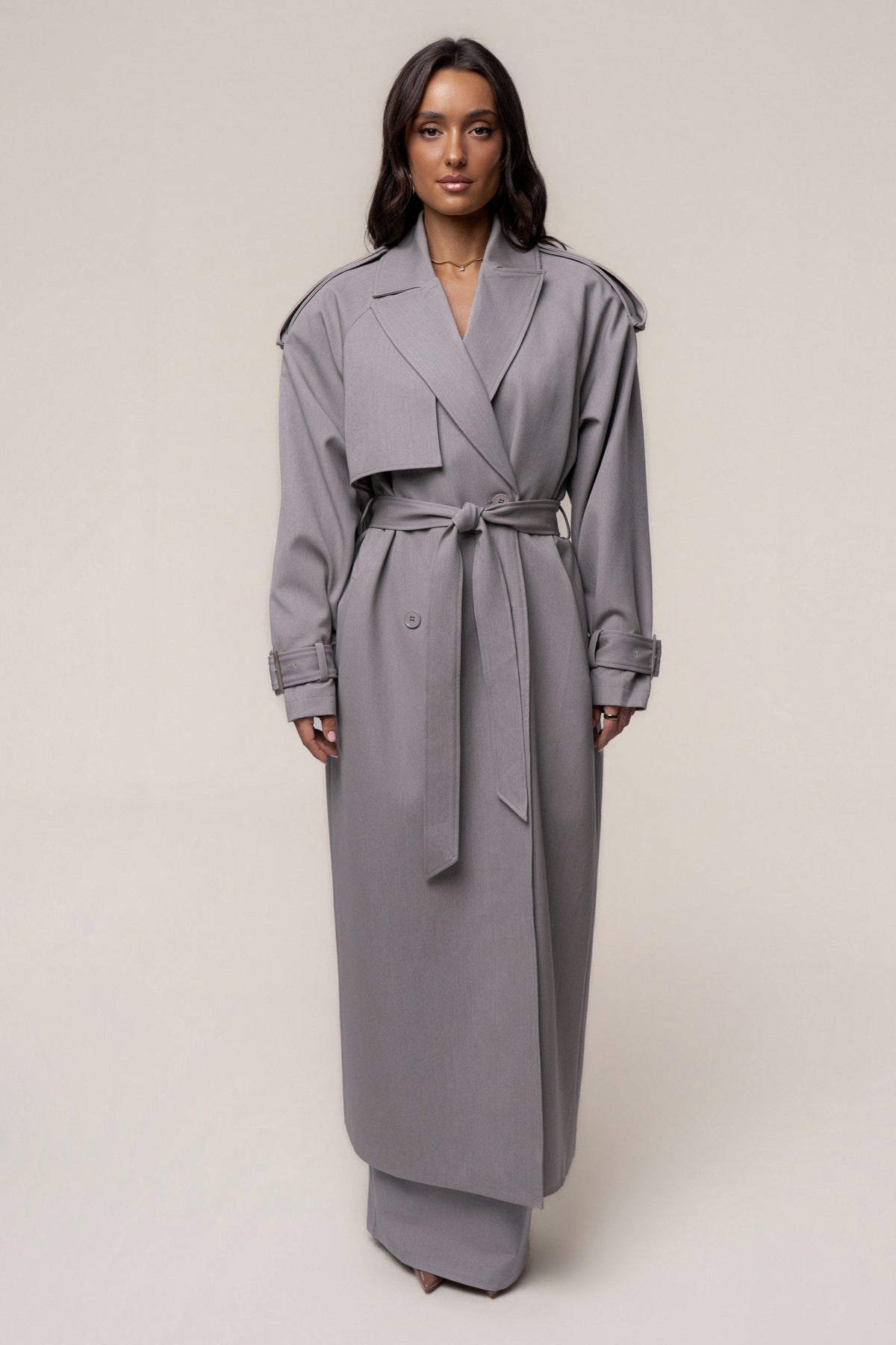 «Trench iconique» — trench long, gris