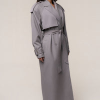 «Trench iconique» — trench long, gris
