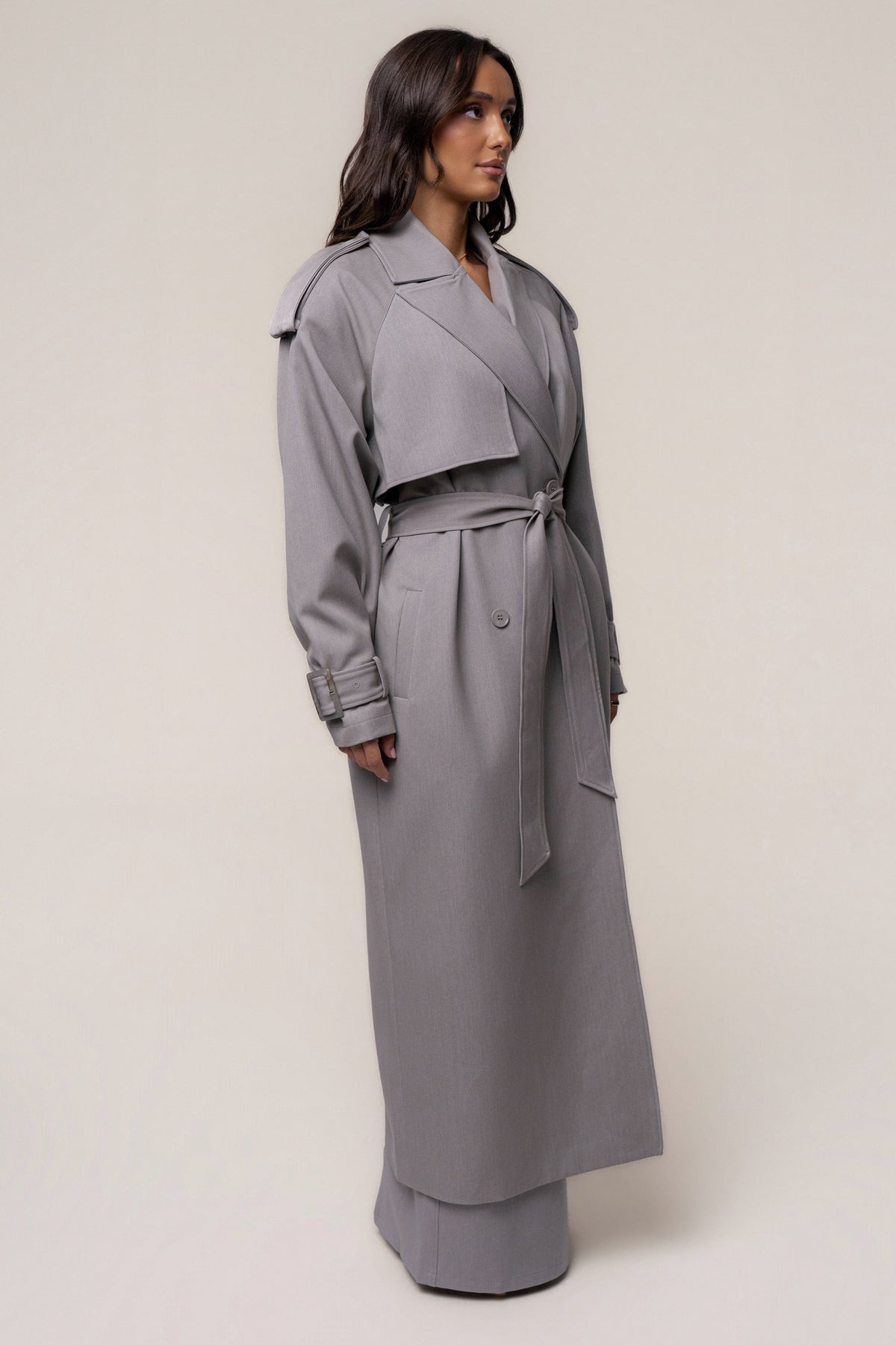 «Trench iconique» — trench long, gris