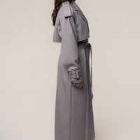 «Trench iconique» — trench long, gris
