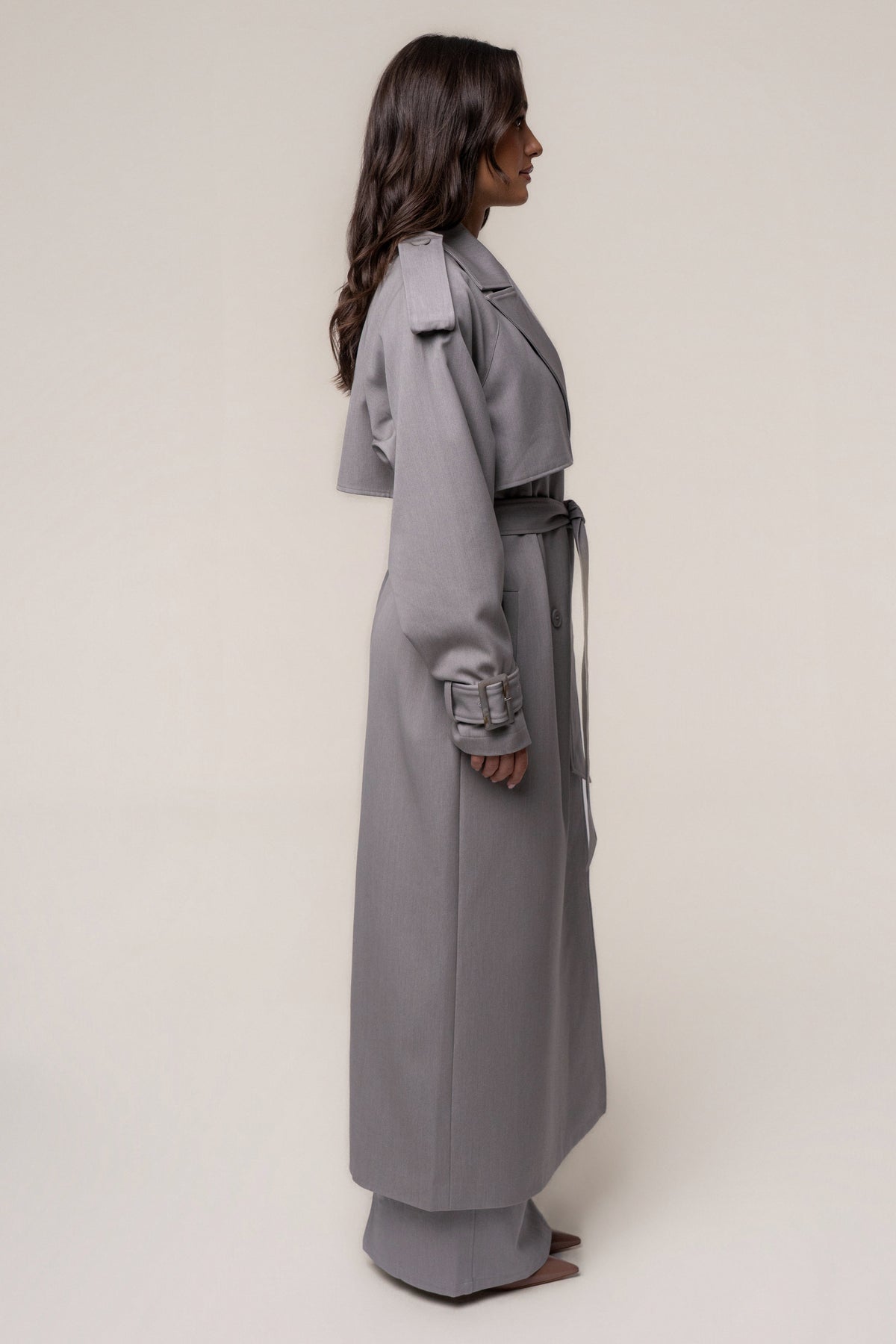 «Trench iconique» — trench long, gris