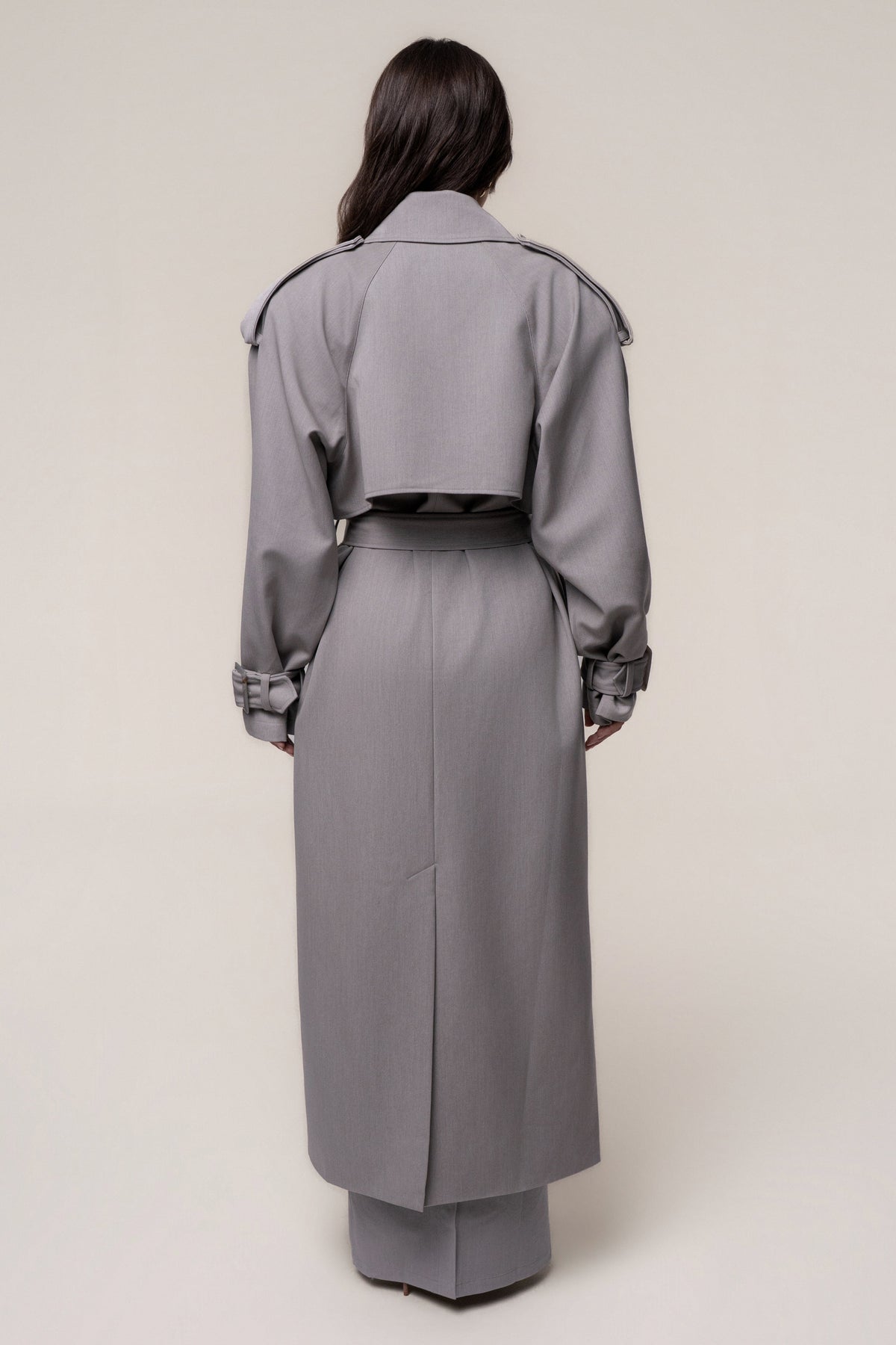 «Trench iconique» — trench long, gris