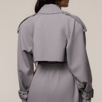 «Trench iconique» — trench long, gris