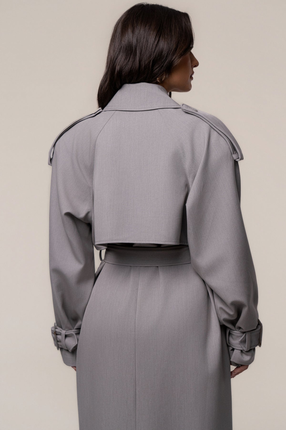 «Trench iconique» — trench long, gris