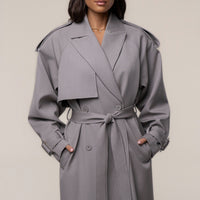 «Trench iconique» — trench long, gris