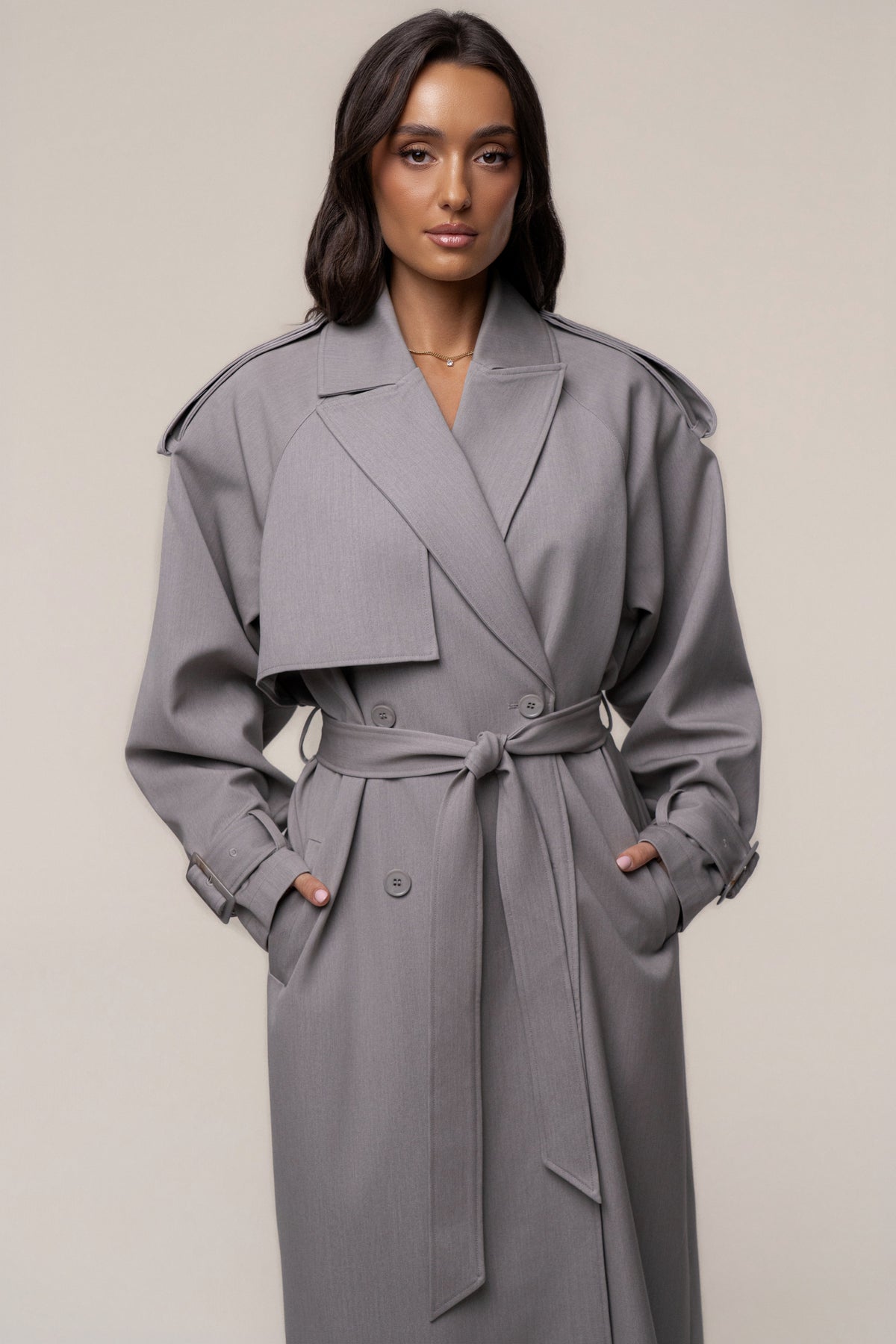 «Trench iconique» — trench long, gris