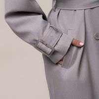 «Trench iconique» — trench long, gris