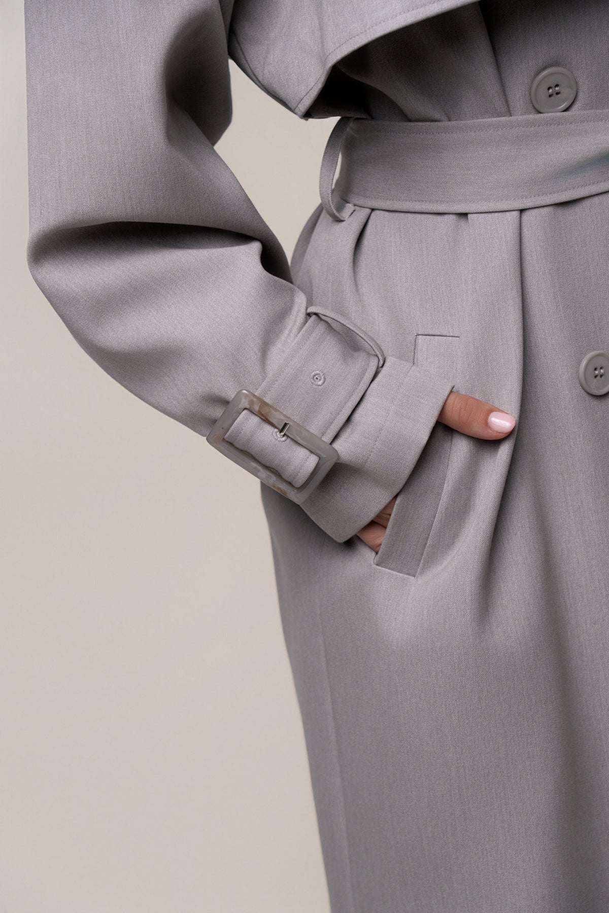 «Trench iconique» — trench long, gris