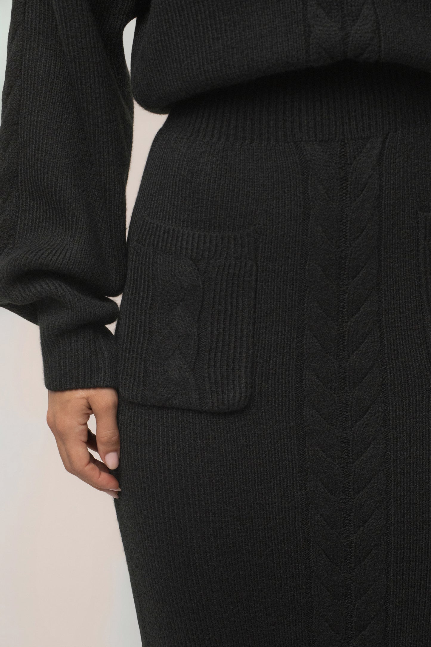 « Douceur » — Robe Longue en Maille Câble, Noir