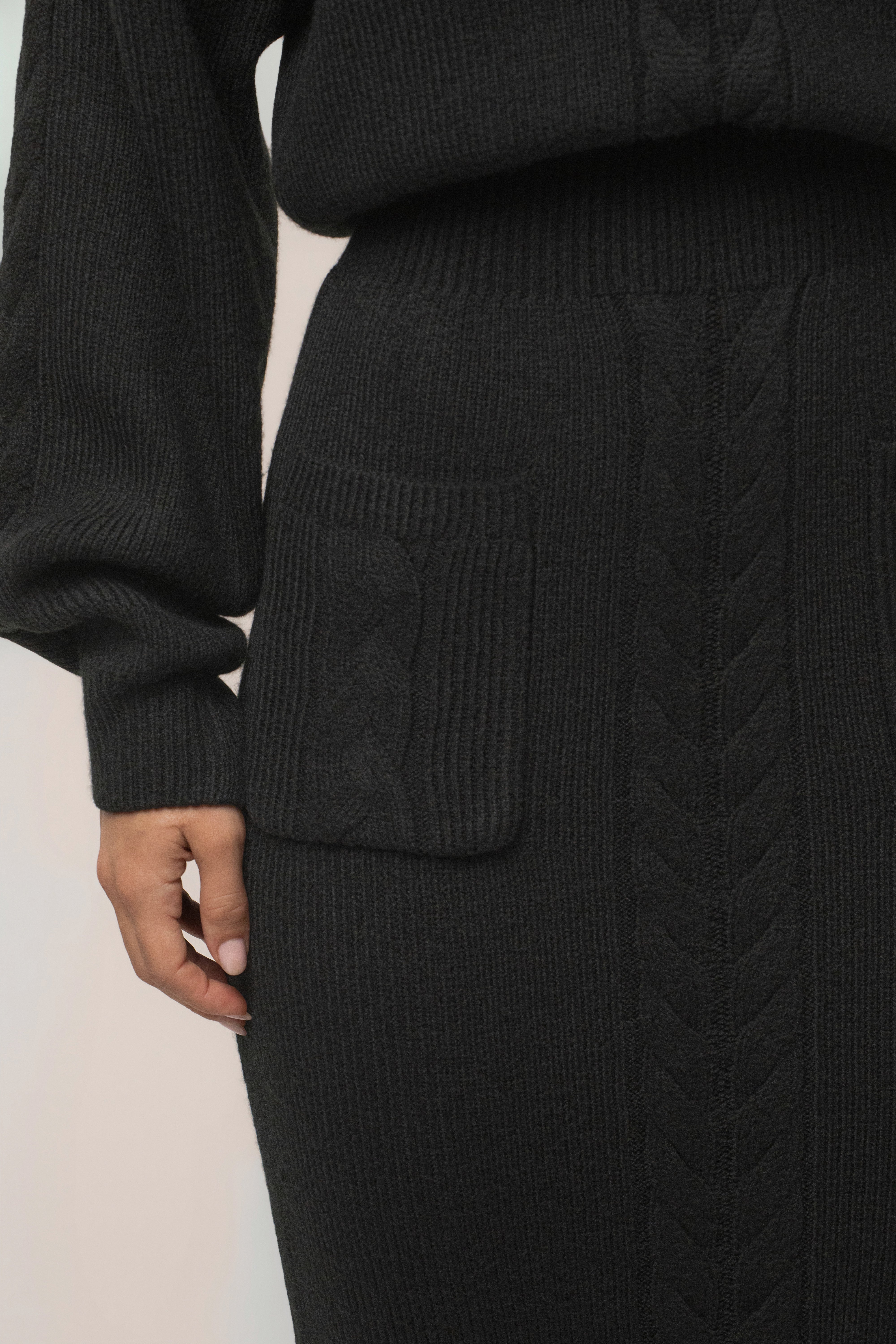 « Douceur » — Robe Longue en Maille Câble, Noir