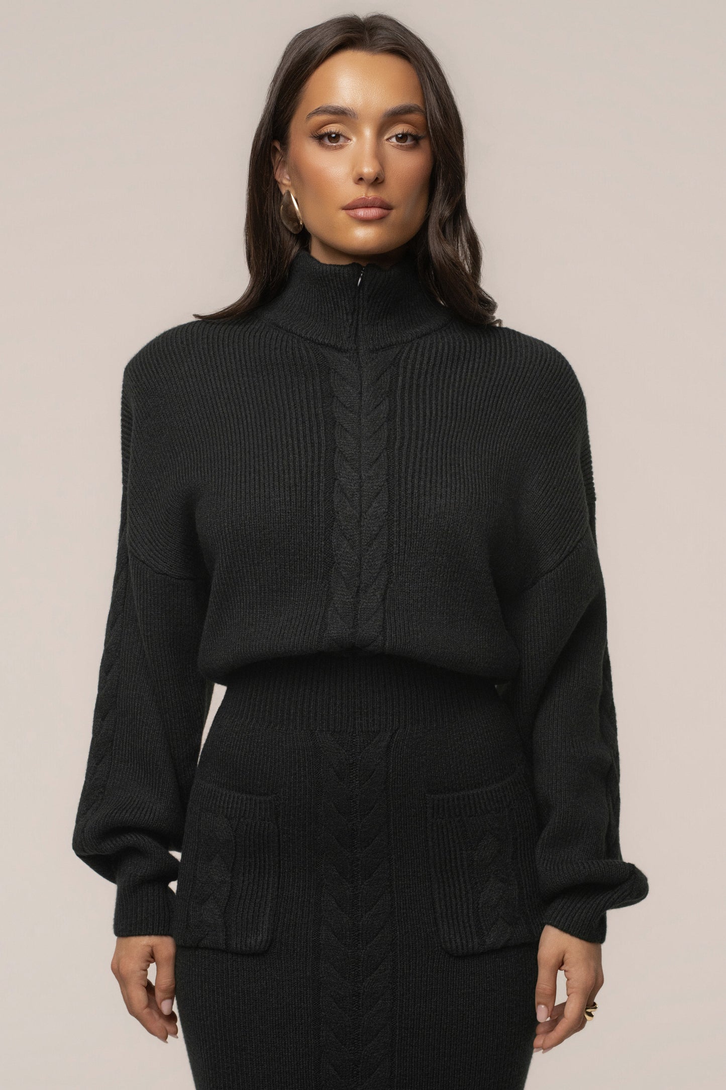 « Douceur » — Robe Longue en Maille Câble, Noir