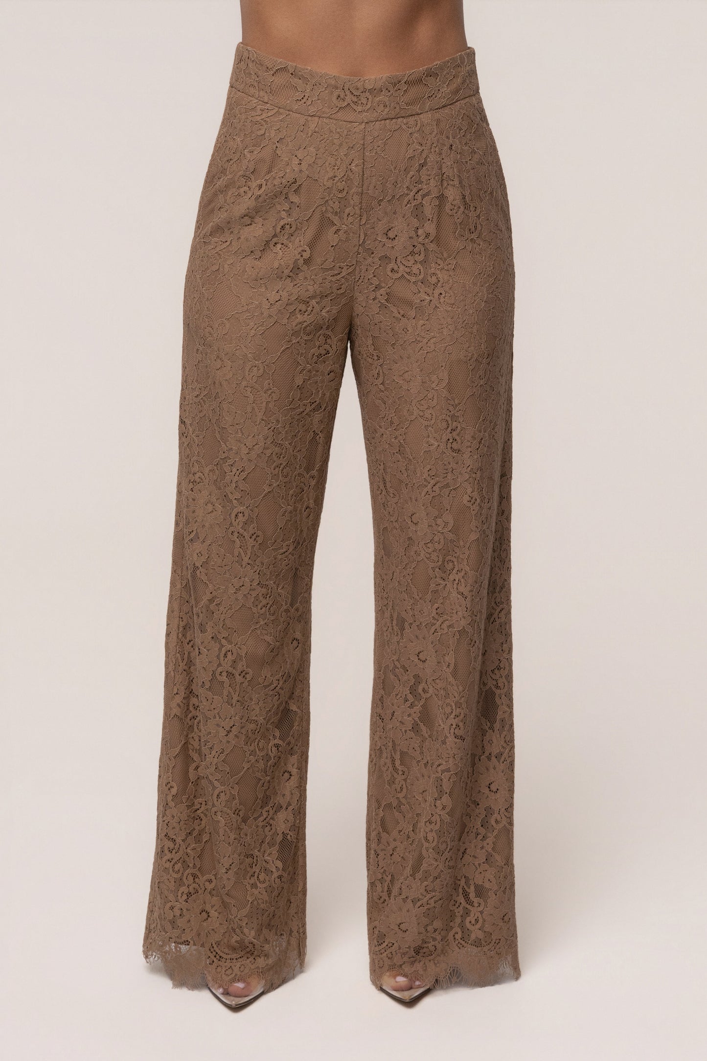 « Étreinte Éternelle » — Pantalon en Dentelle, Fauve