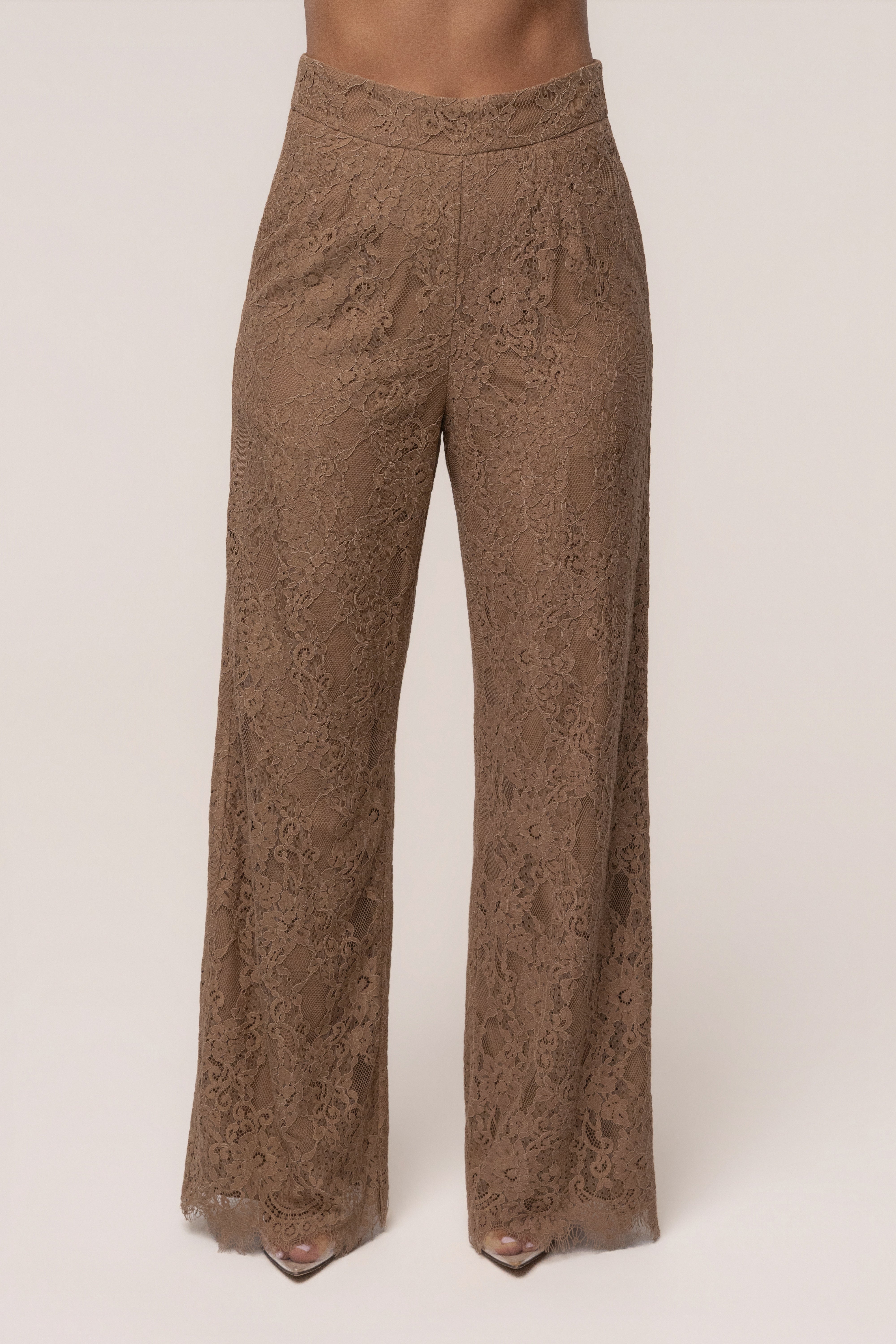 « Étreinte Éternelle » — Pantalon en Dentelle, Fauve
