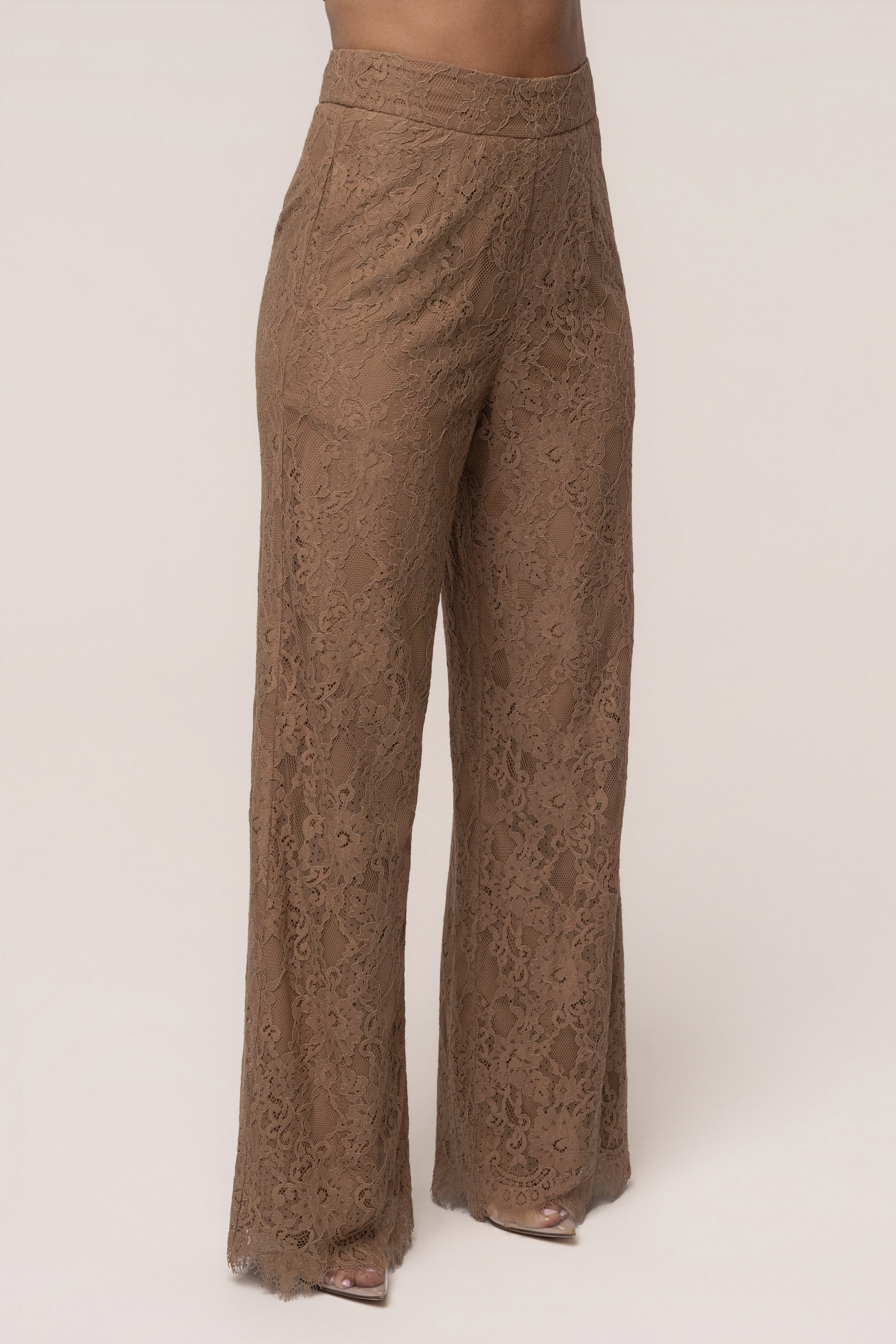 « Étreinte Éternelle » — Pantalon en Dentelle, Fauve