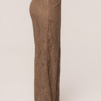 « Étreinte Éternelle » — Pantalon en Dentelle, Fauve