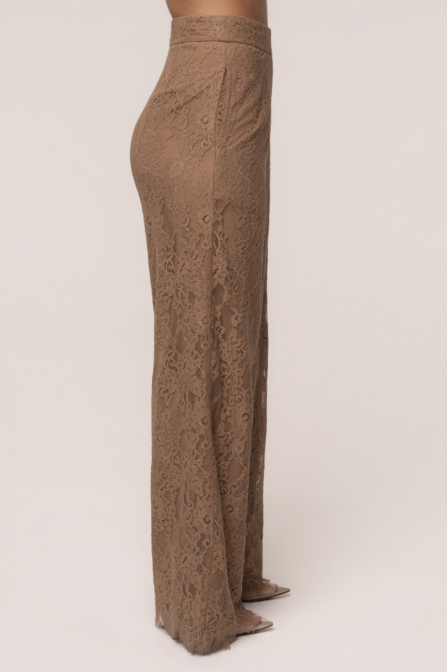 « Étreinte Éternelle » — Pantalon en Dentelle, Fauve