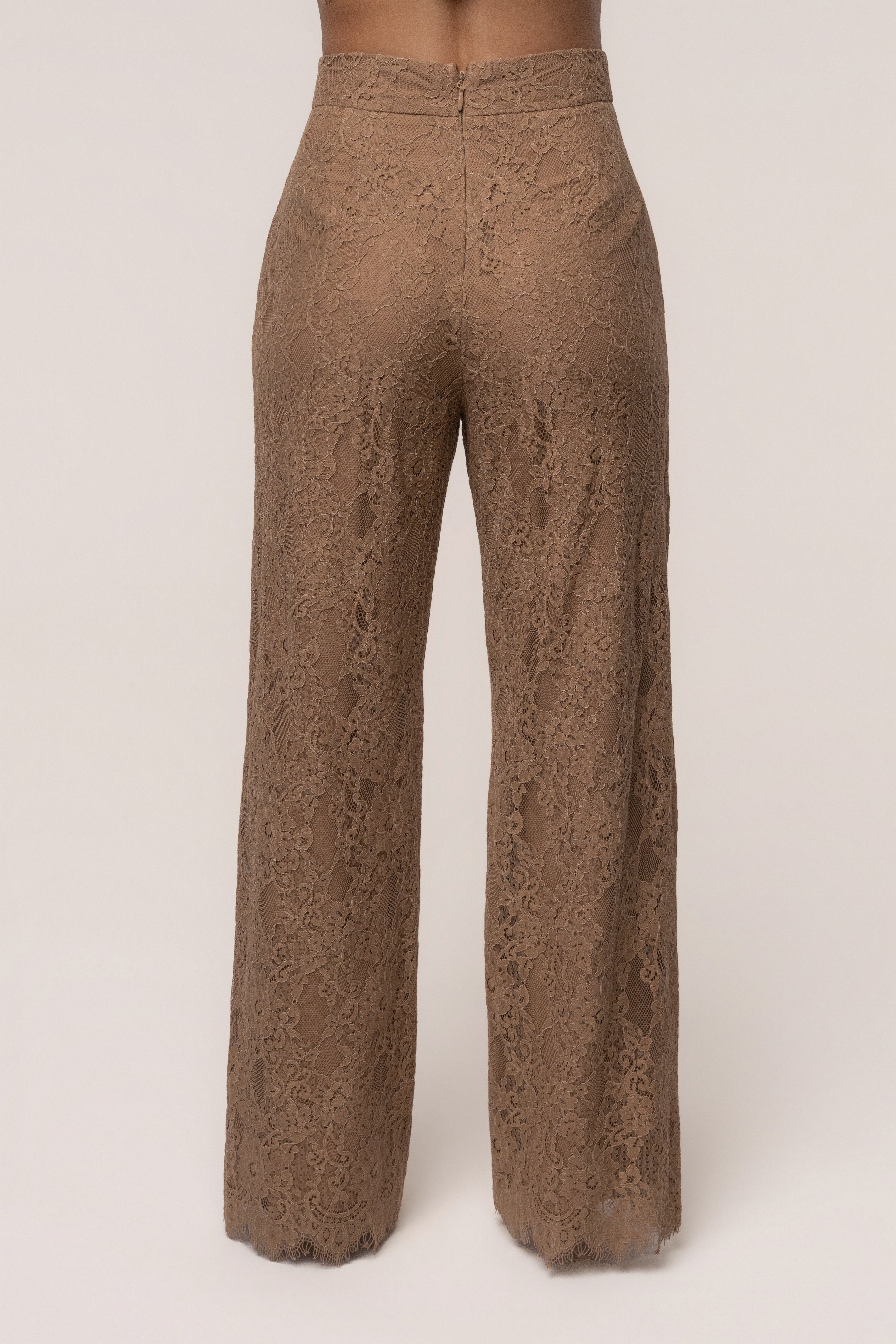 « Étreinte Éternelle » — Pantalon en Dentelle, Fauve