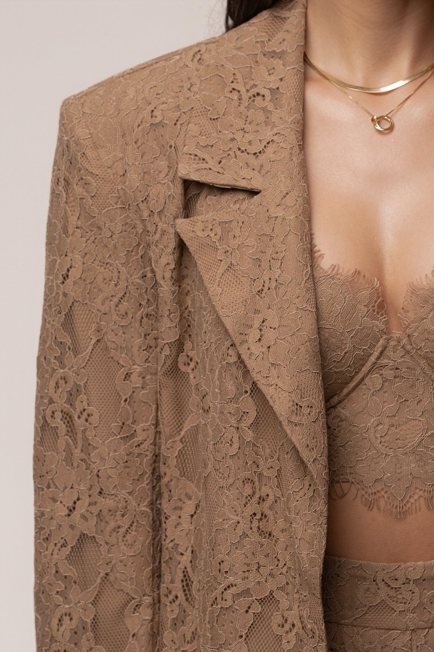 « Dentelle Désirée » — Blazer, Fauve