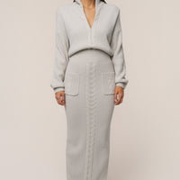« Douceur » — Robe Longue en Maille Câble, Pierre
