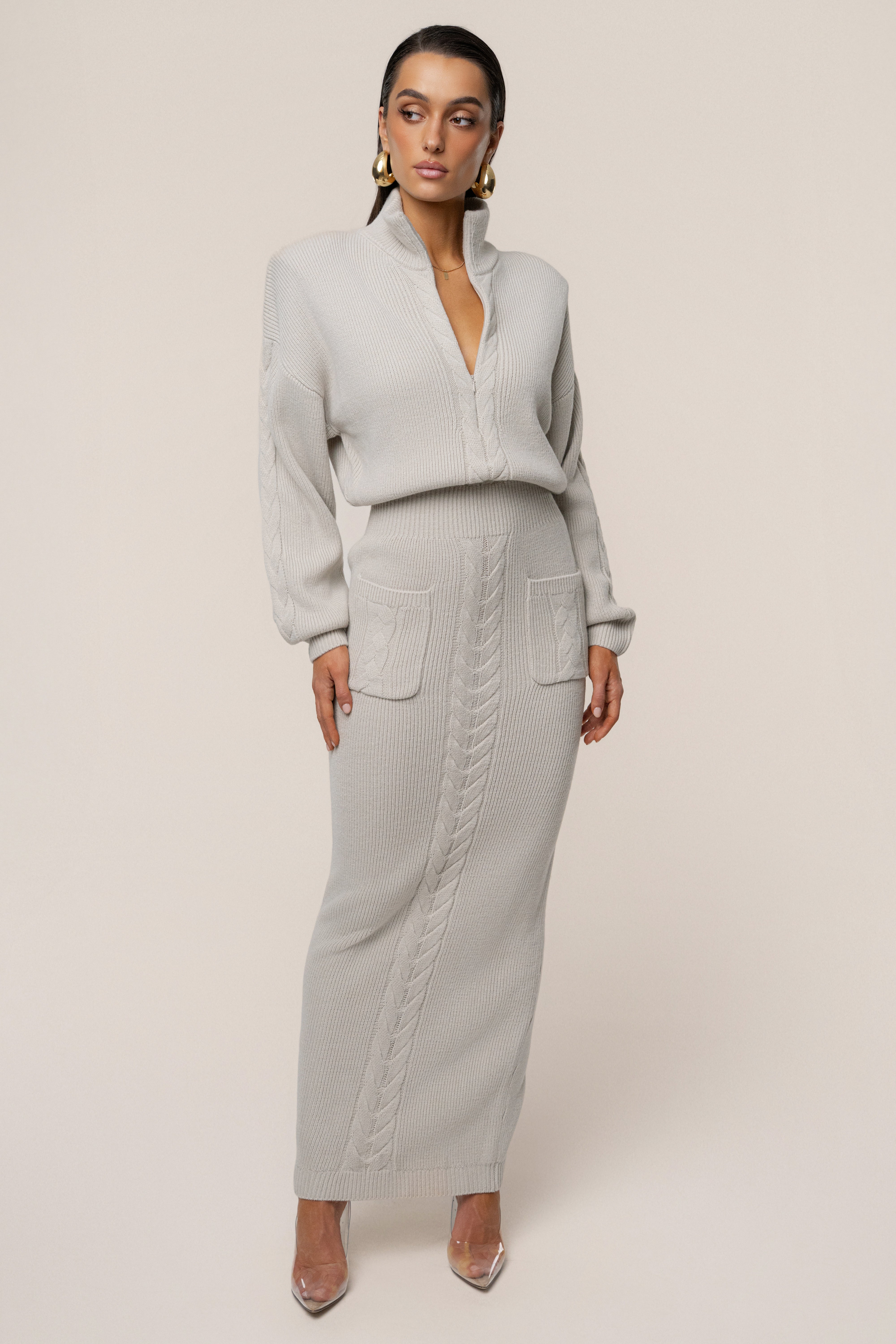 « Douceur » — Robe Longue en Maille Câble, Pierre