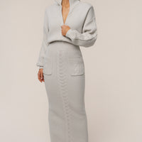 « Douceur » — Robe Longue en Maille Câble, Pierre