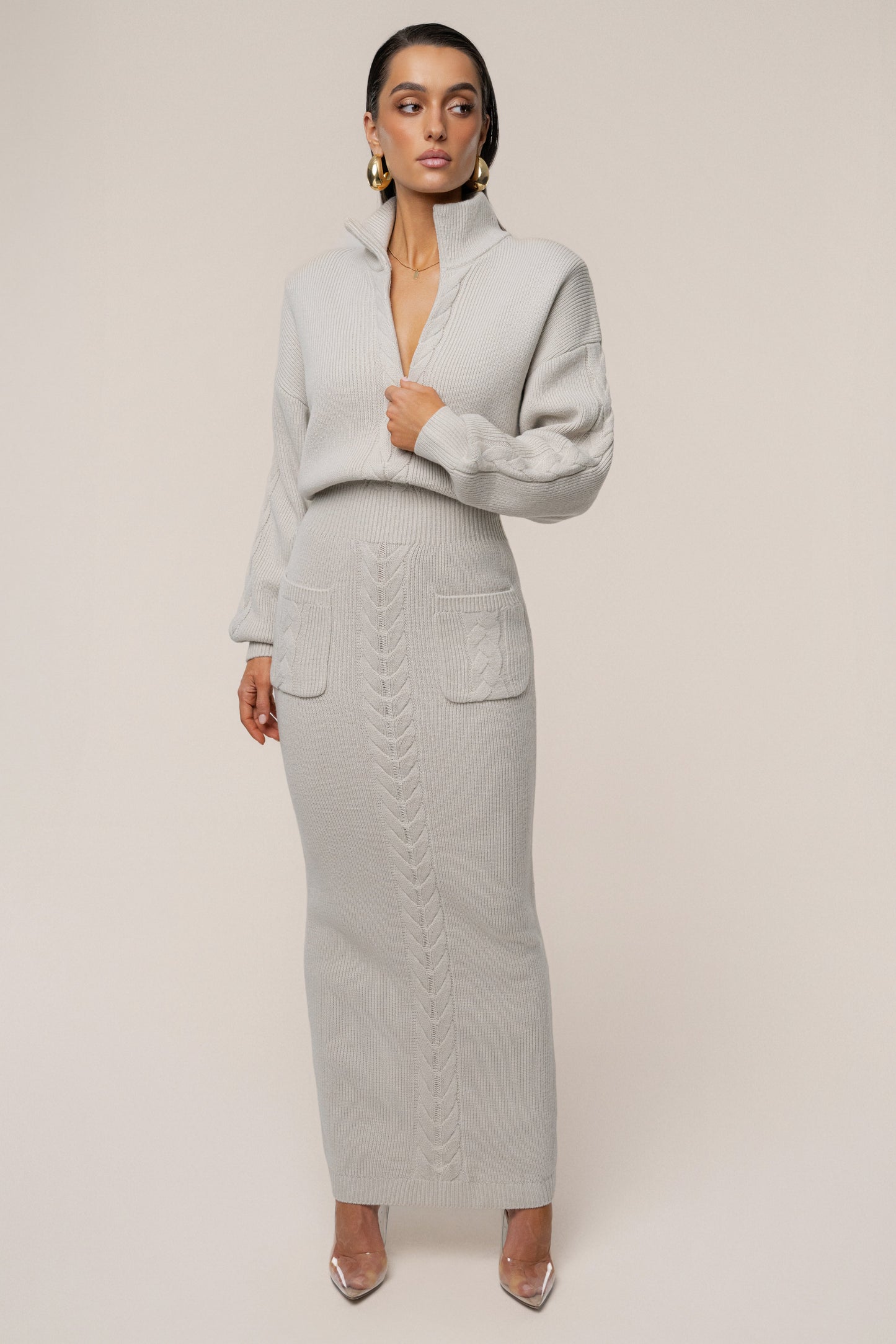 « Douceur » — Robe Longue en Maille Câble, Pierre