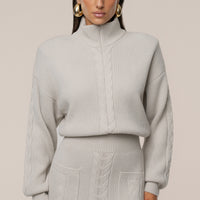« Douceur » — Robe Longue en Maille Câble, Pierre