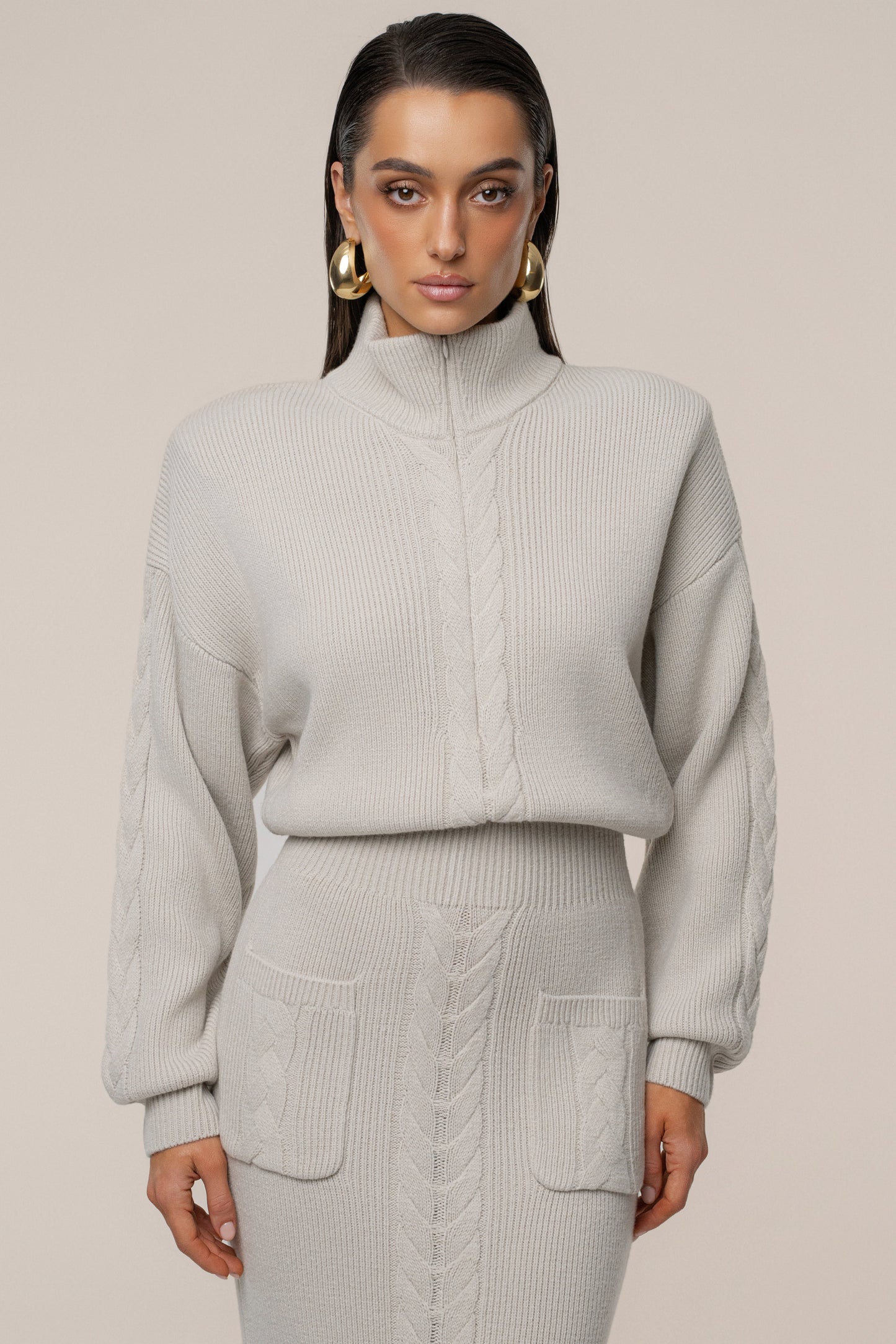« Douceur » — Robe Longue en Maille Câble, Pierre